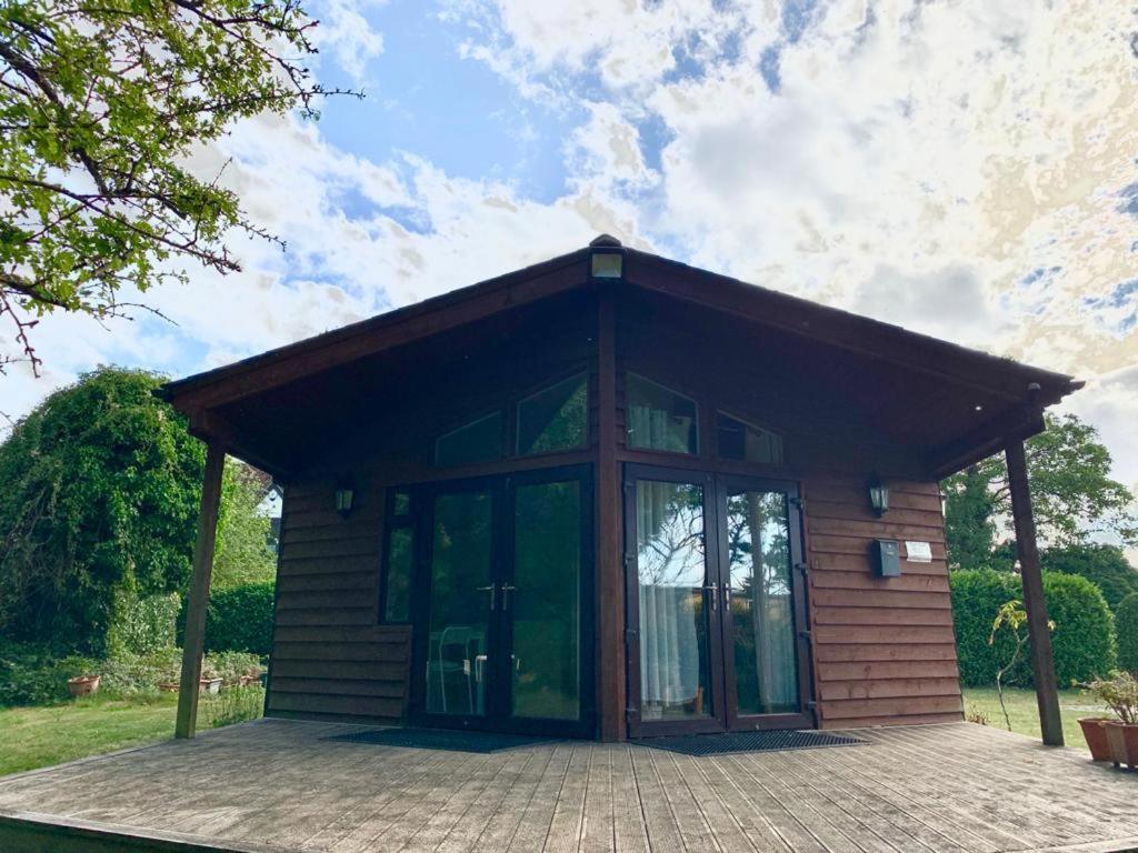 The Reading Whole Chalet With Lake And Two Acre Gardens Екстериор снимка