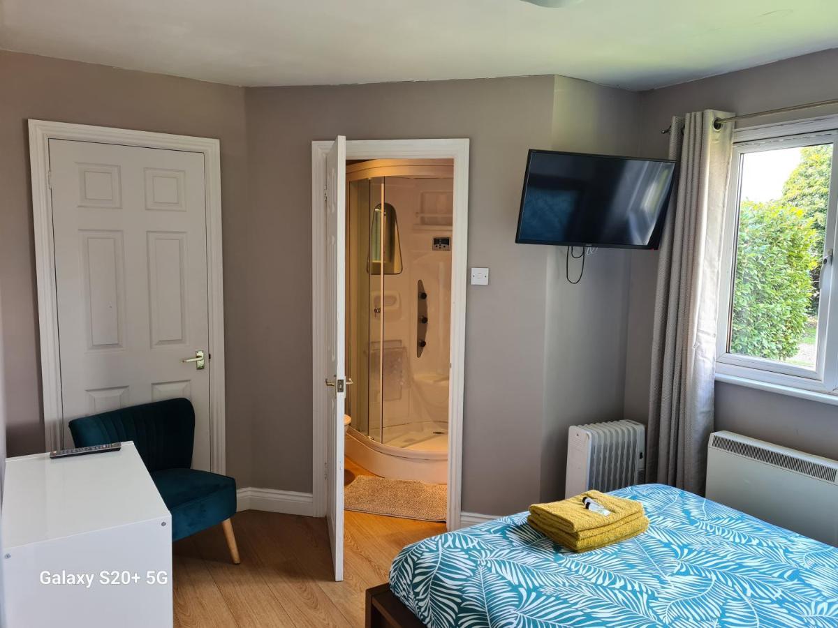 The Reading Whole Chalet With Lake And Two Acre Gardens Екстериор снимка
