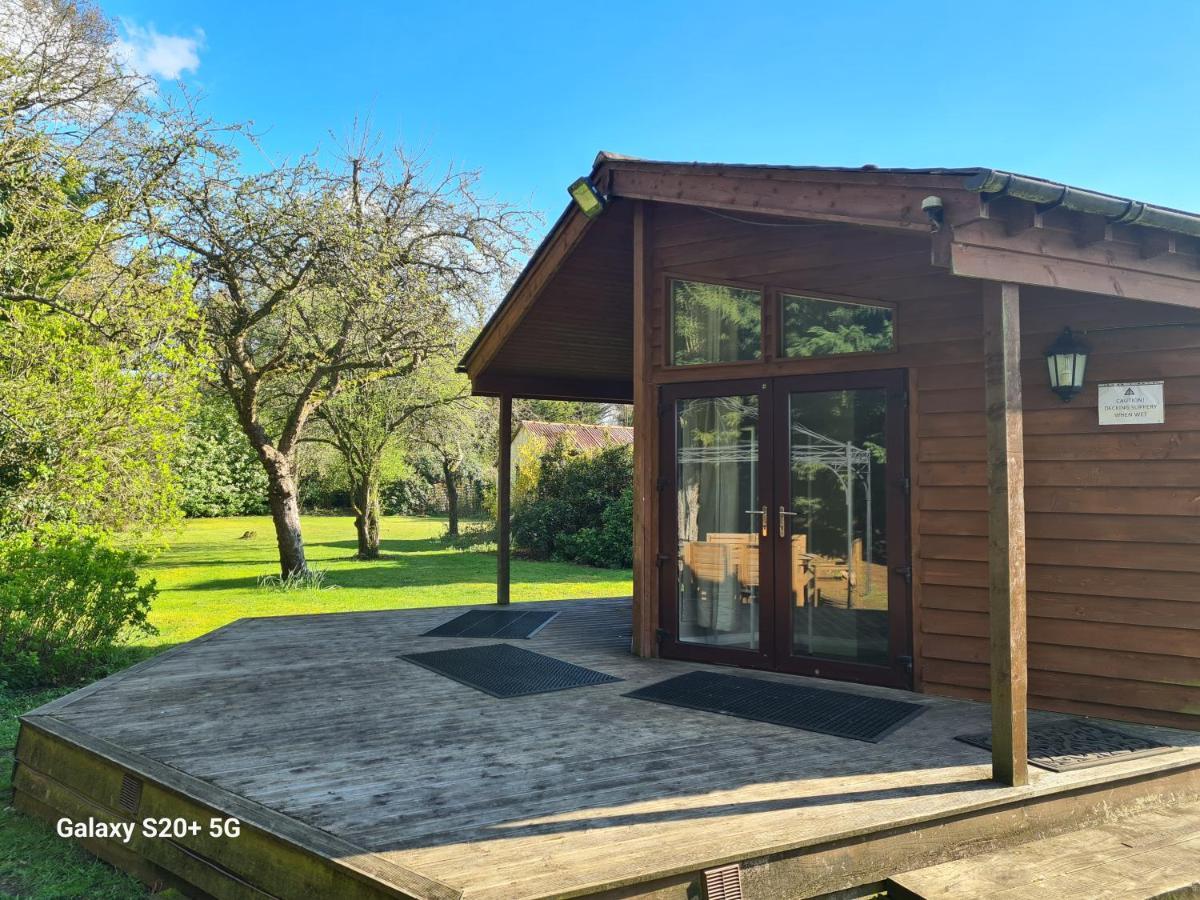 The Reading Whole Chalet With Lake And Two Acre Gardens Екстериор снимка
